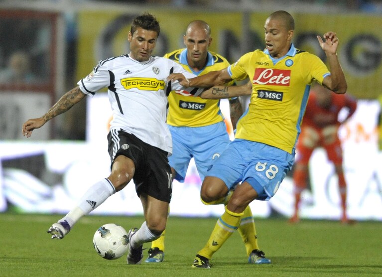 Gokhan Inler contrasta Adrian Mutu in Cesena Napoli