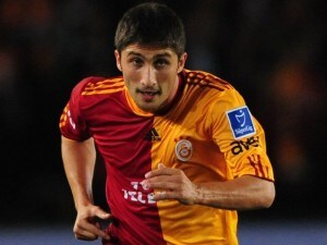 Il terzino del Galatasaray s'improvvisa "direttore d'orchestra del pubblico" con un'esultanza d'autore