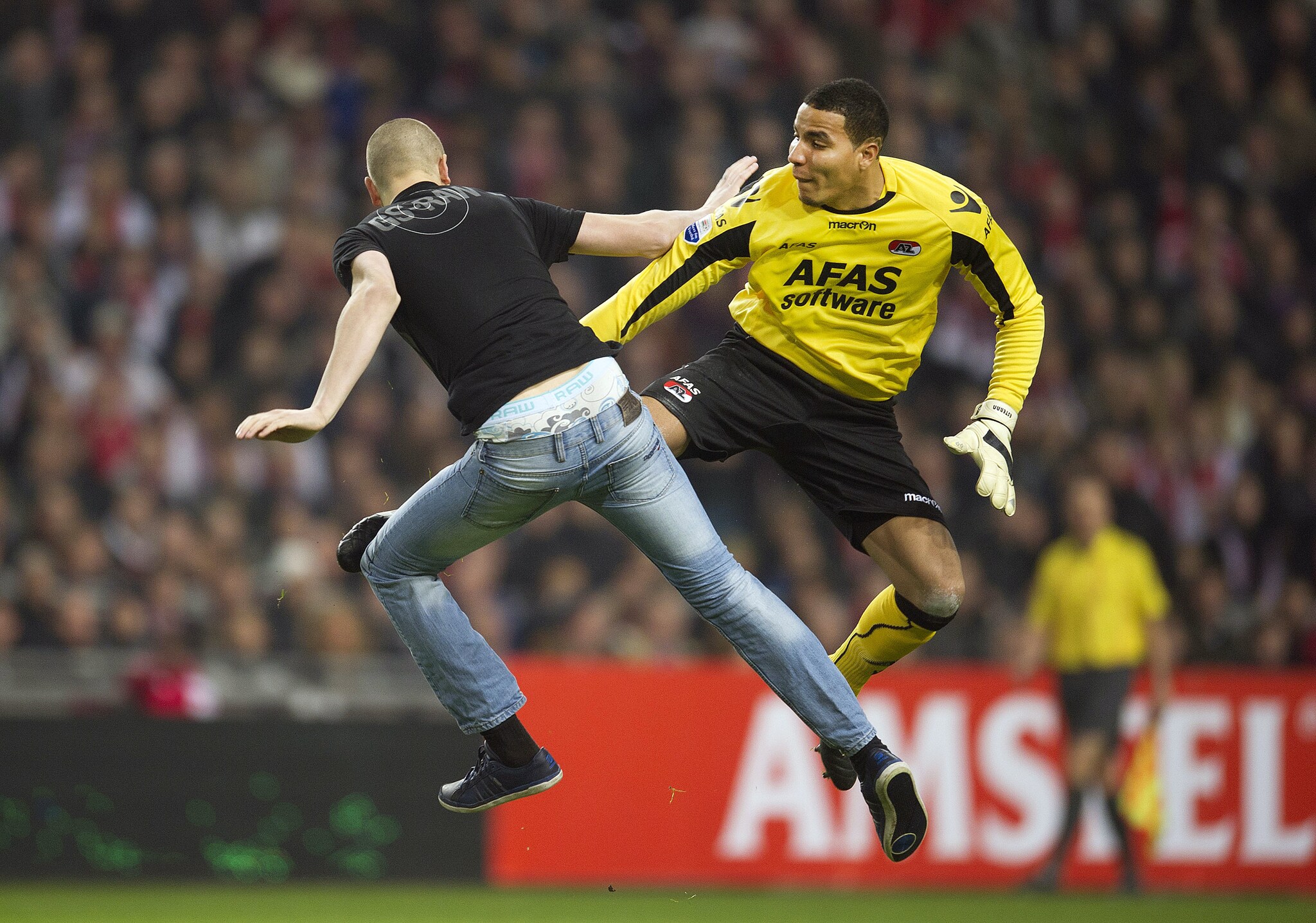 Portiere dell’Az Alkmaar prende a calci un invasore (VIDEO)