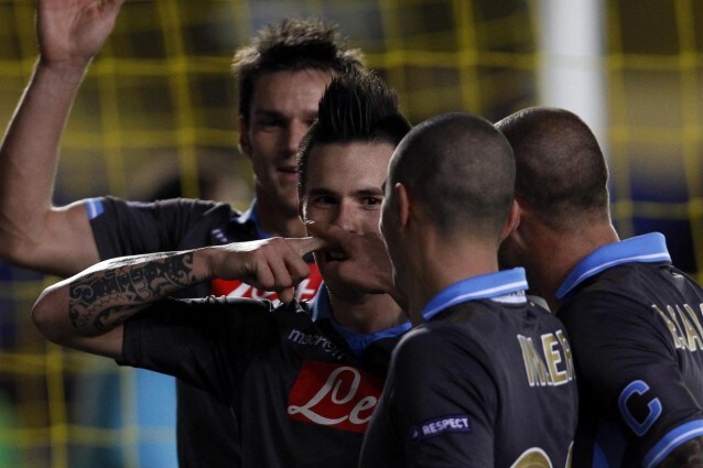 Dopo un primo tempo non esaltante, il Napoli alza il ritmo e con i gol di Gokhan Inler e Marek Hamsik raggiunge gli ottavi di Champions League