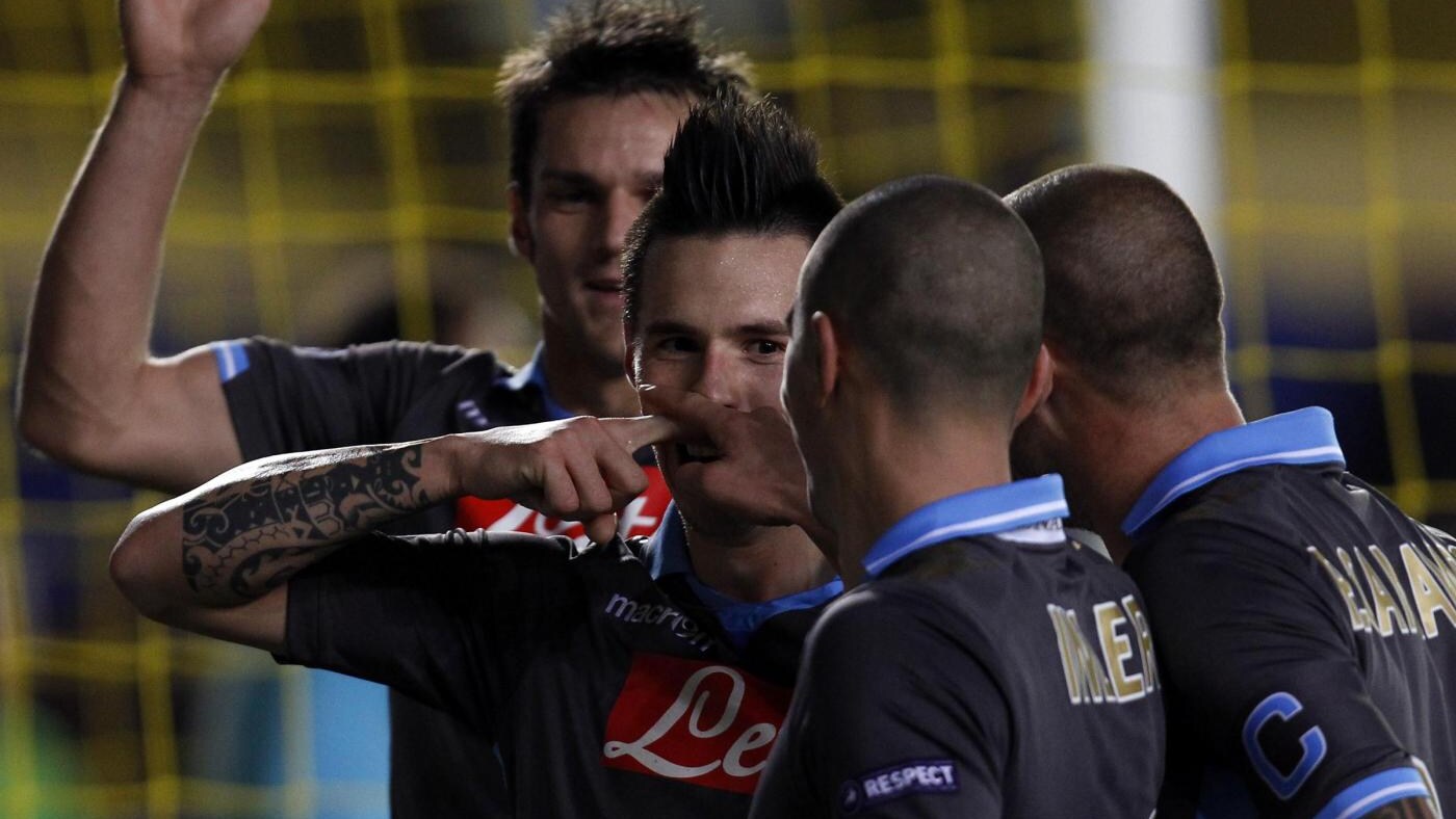 Dopo un primo tempo non esaltante, il Napoli alza il ritmo e con i gol di Gokhan Inler e Marek Hamsik raggiunge gli ottavi di Champions League