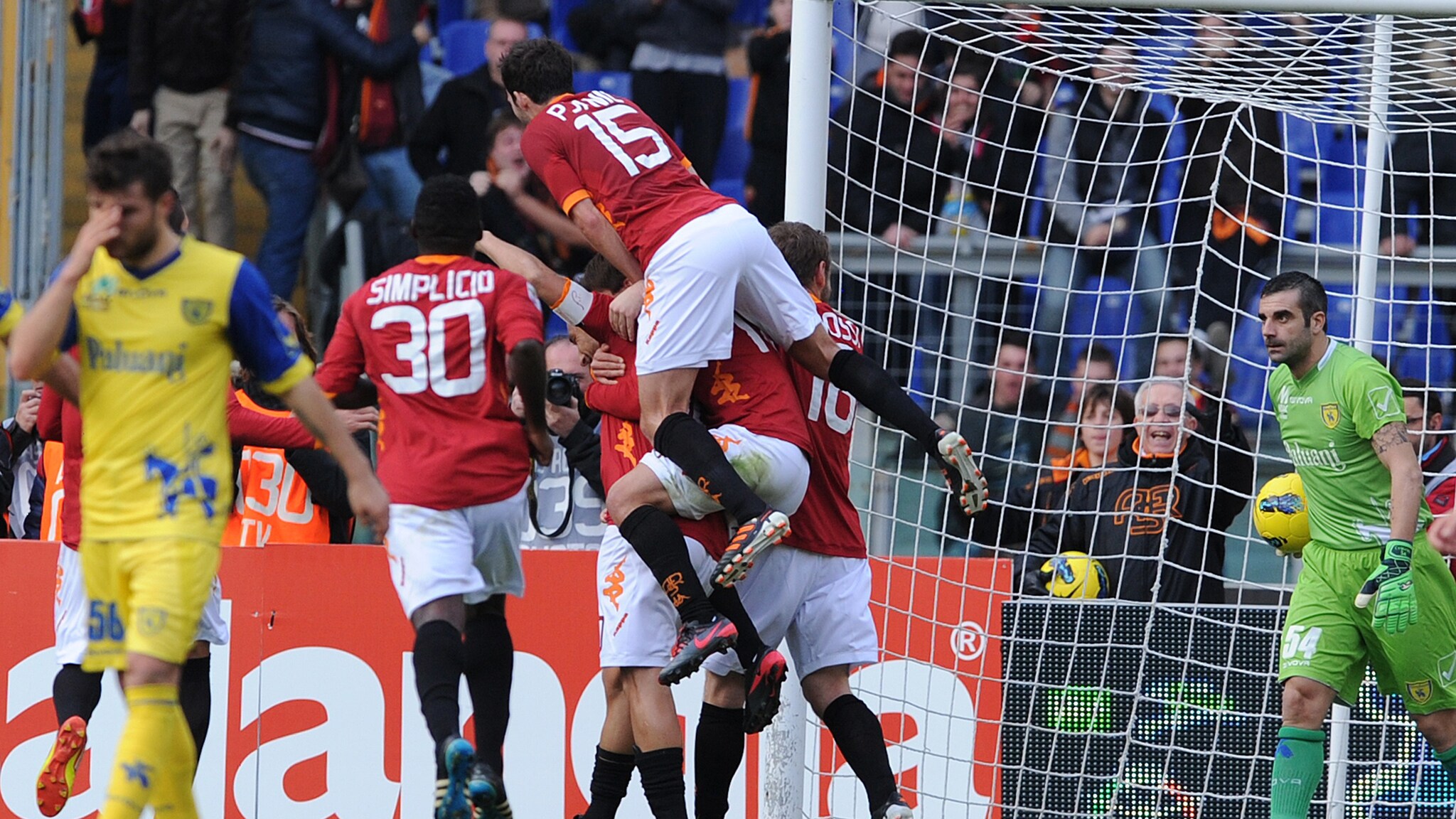 Roma-Chievo Verona 2-0, due rigori di Totti fanno sognare i giallorossi