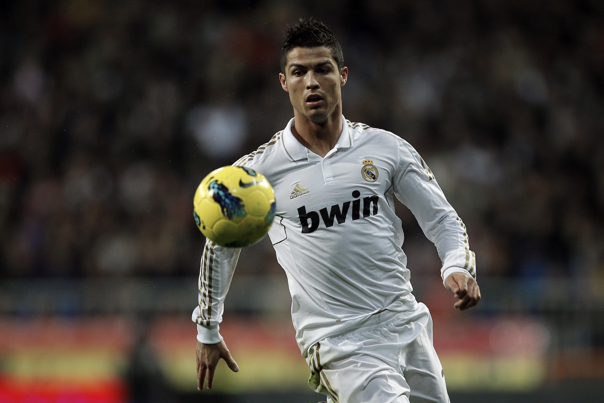 La squadra di Mourinho travolge il Granada e allunga in classifica sul Barcellona. Cristiano Ronaldo sigla il 21esimo gol stagionale nella Liga.