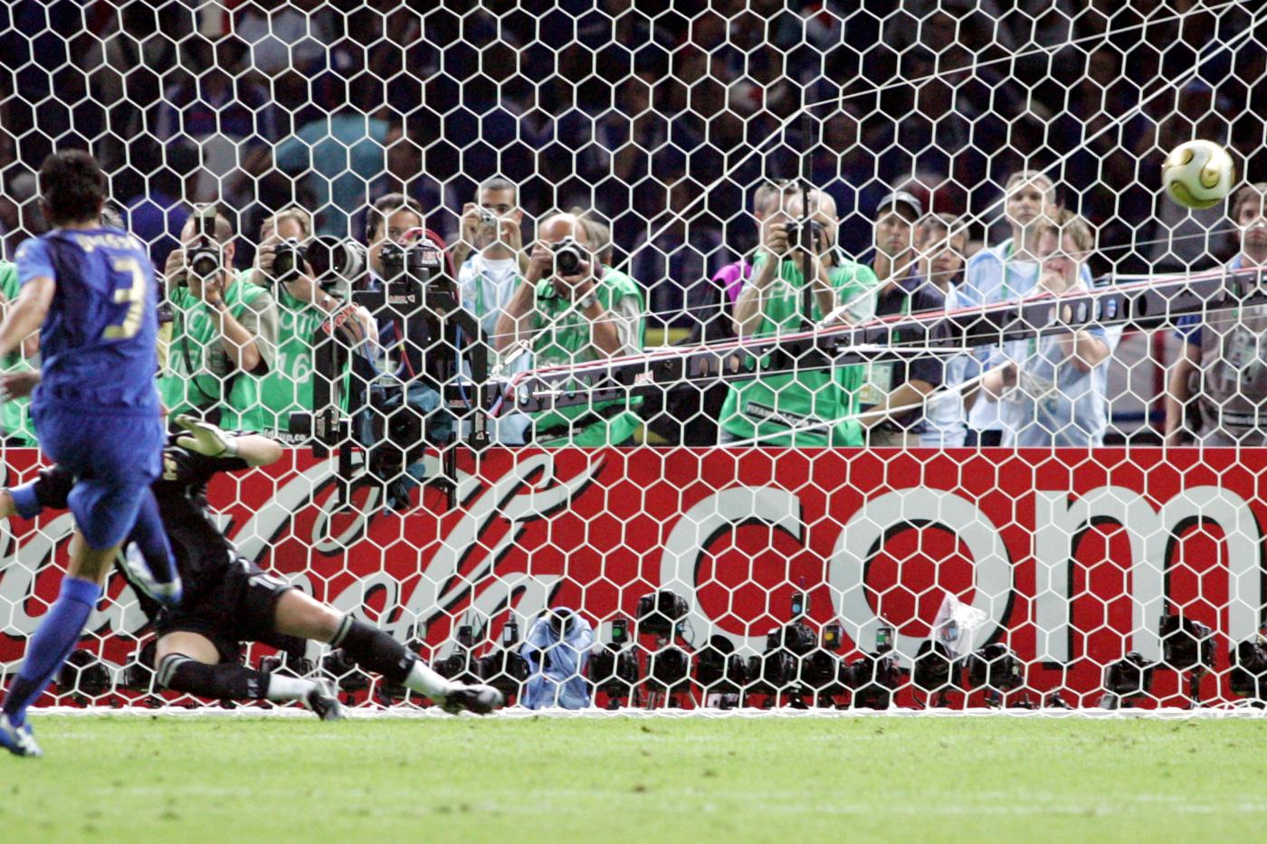 il 6 gennaio 1911 la Nazionale di calcio indossa per la prima volta la maglia azzurra, nella sua storia c'è anche la maglia nera.