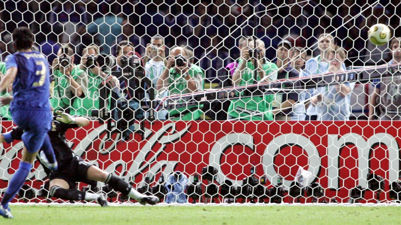 il 6 gennaio 1911 la Nazionale di calcio indossa per la prima volta la maglia azzurra, nella sua storia c'è anche la maglia nera.