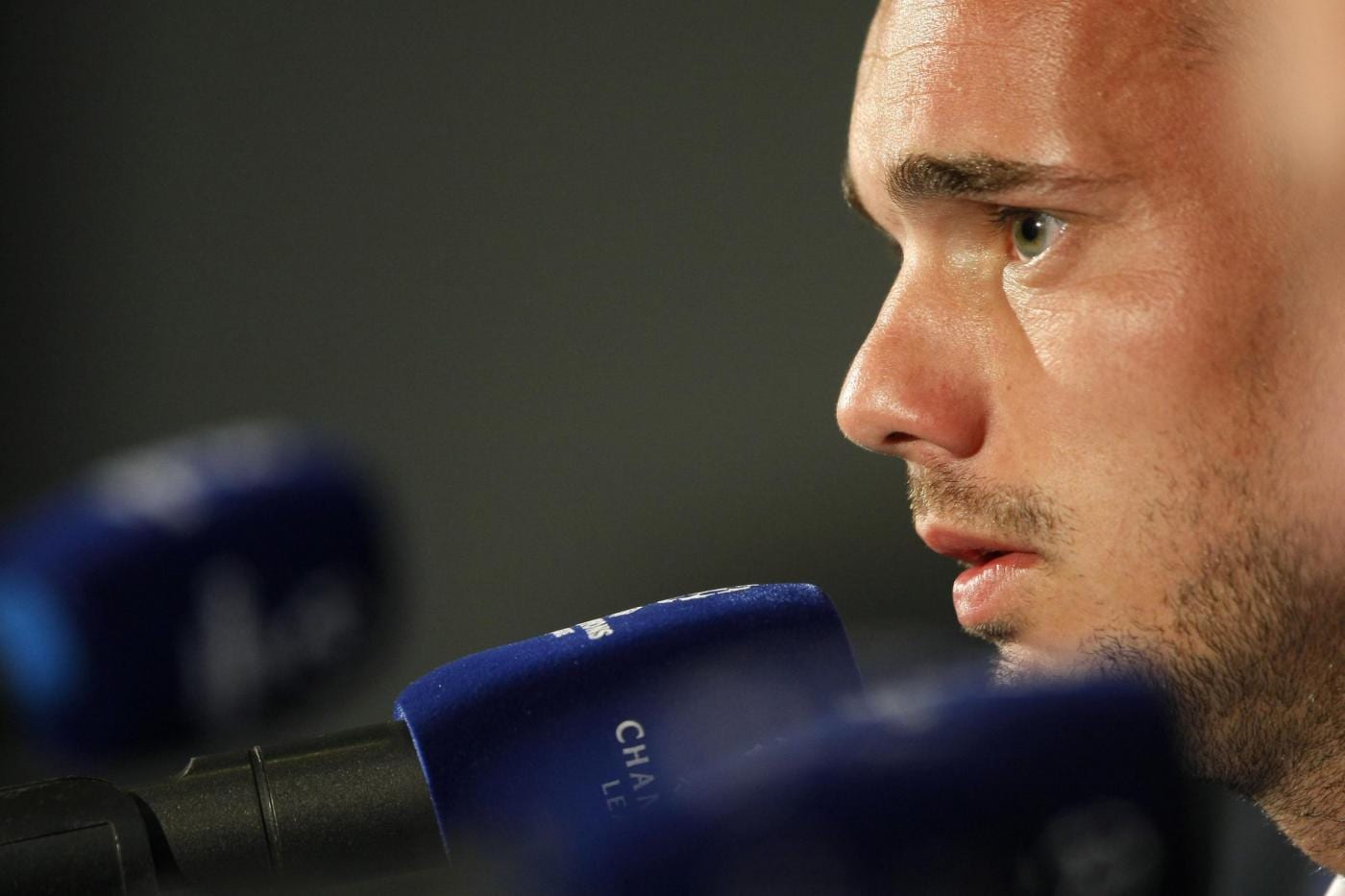 wesley sneijder su twitter si scaglia contro i giornalisti italiani