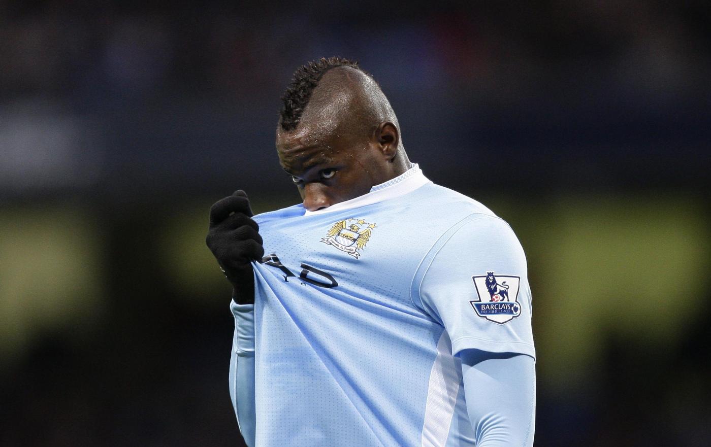balotelli litiga con yayà touré, tevez, barry