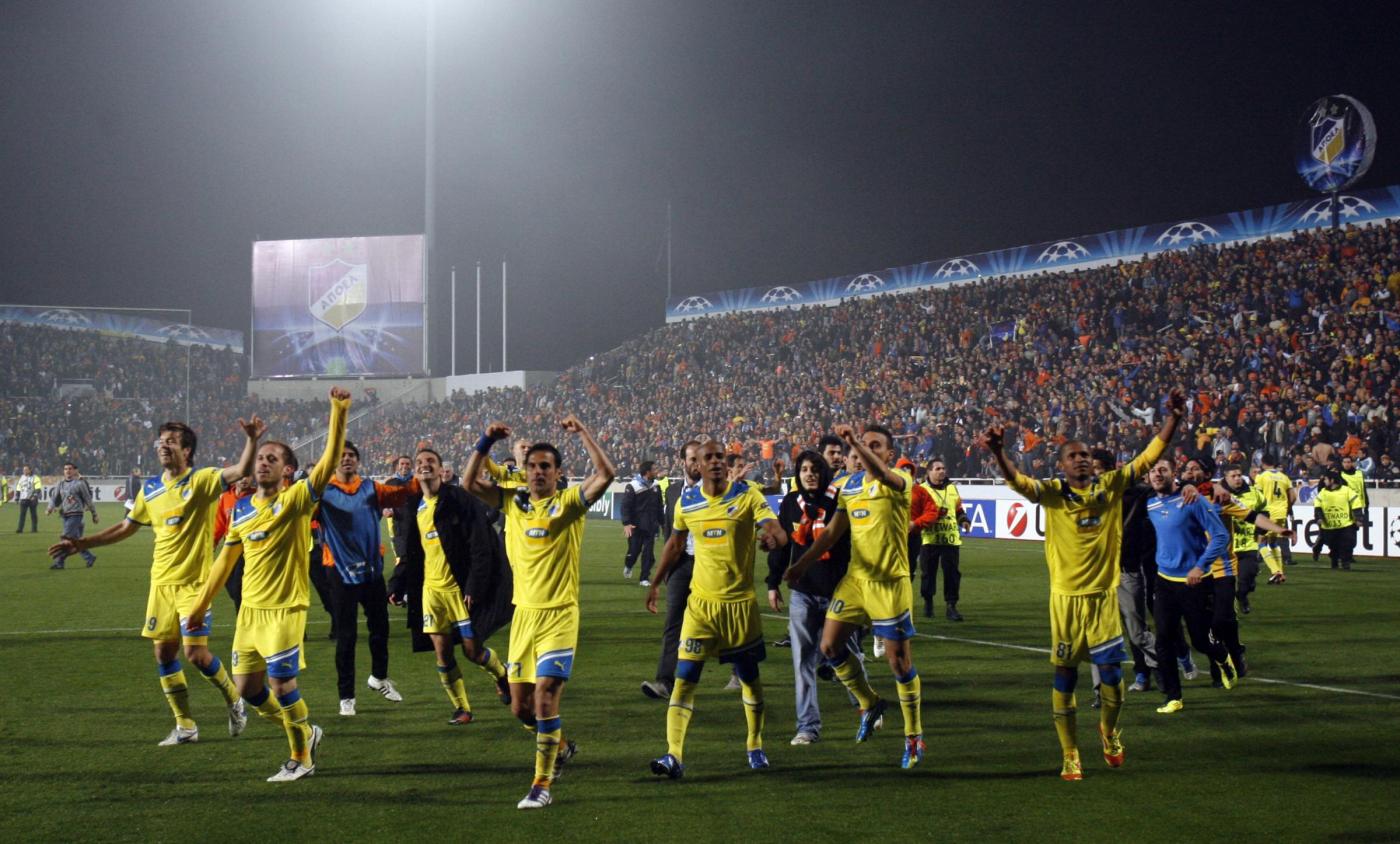 L'Apoel Nicosia e la festa dopo il passaggio ai quarti