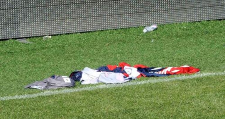 funerale calcio a genova maglie per terra