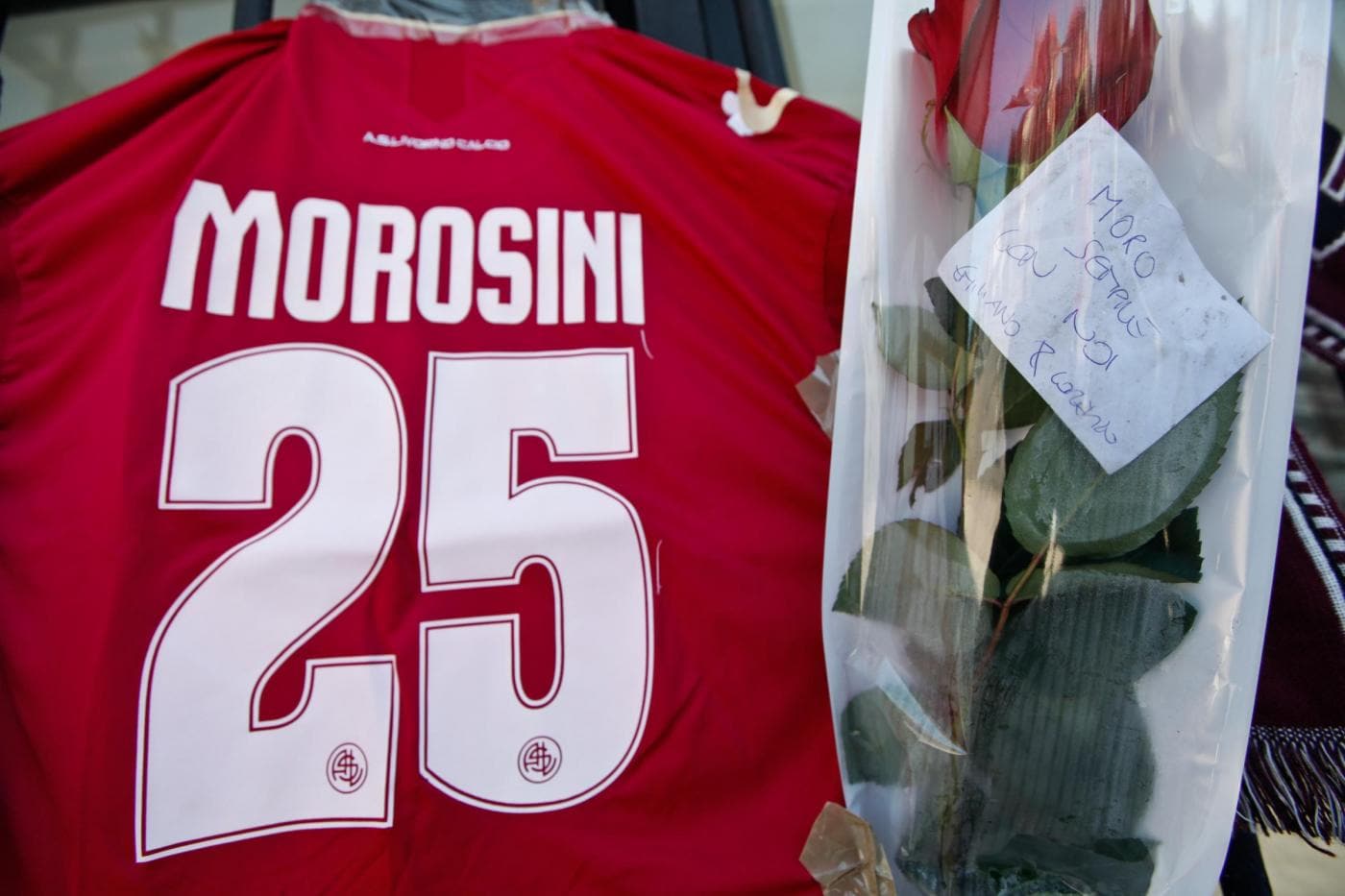 il livorno ritira la maglia numero 25 di morosini