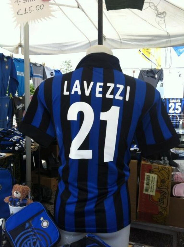 la maglia numero 21 dell'inter di lavezzi.