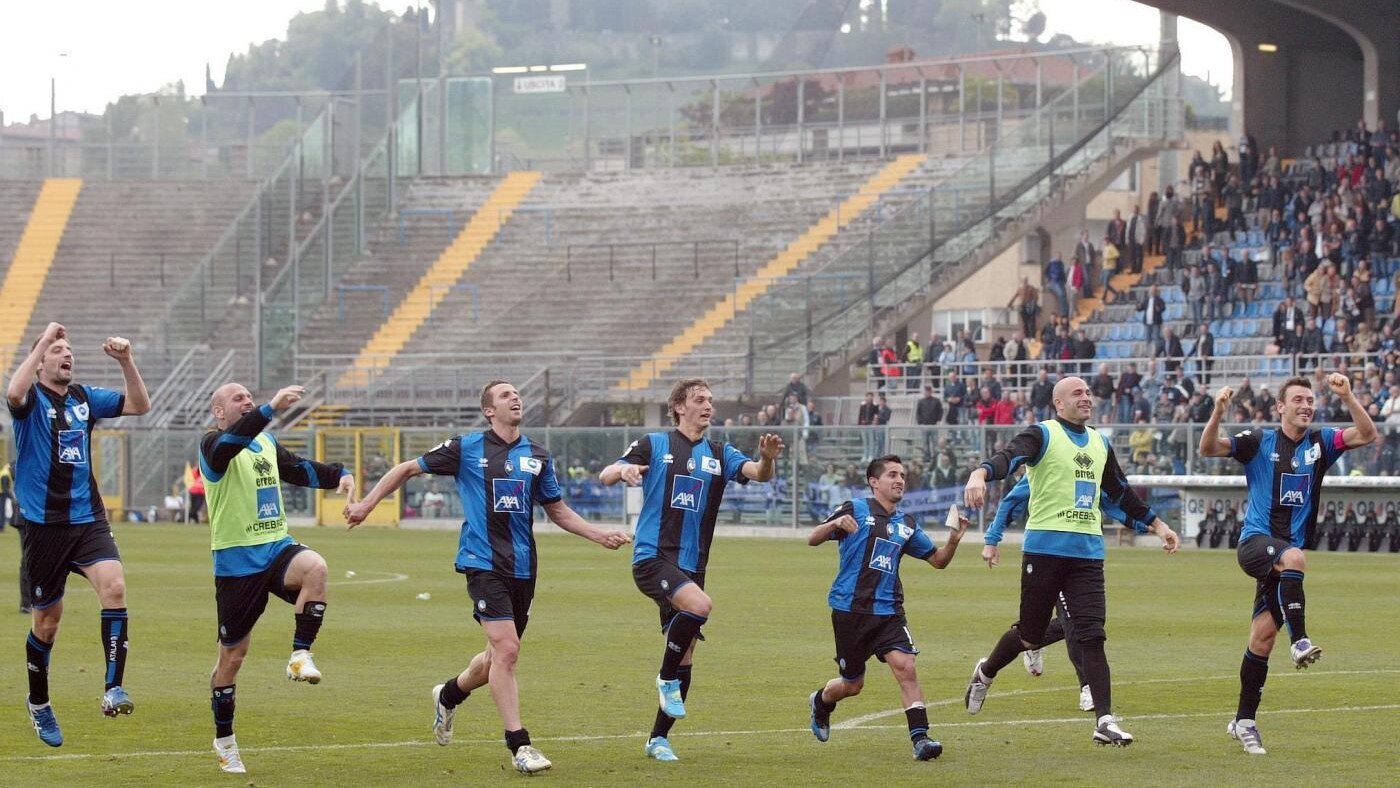 Il procuratore Palazzi ha accolto la richiesta di patteggiamento di 5 società e di 18 calciatori nell'ambito del processo sportivo per il calcioscommesse 'news last bet'. L'Atalanta partirà con due punti di penalizzazione nel prossimo campionato di Serie A. Grosseto, Modena e Cremonese le altre squadre penalizzate. Due anni di squalifica per Doni.