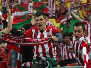 400 tifosi dell'athletic bilbao vanno a budapest e non a bucarest dove si giocava la finale di europa league.