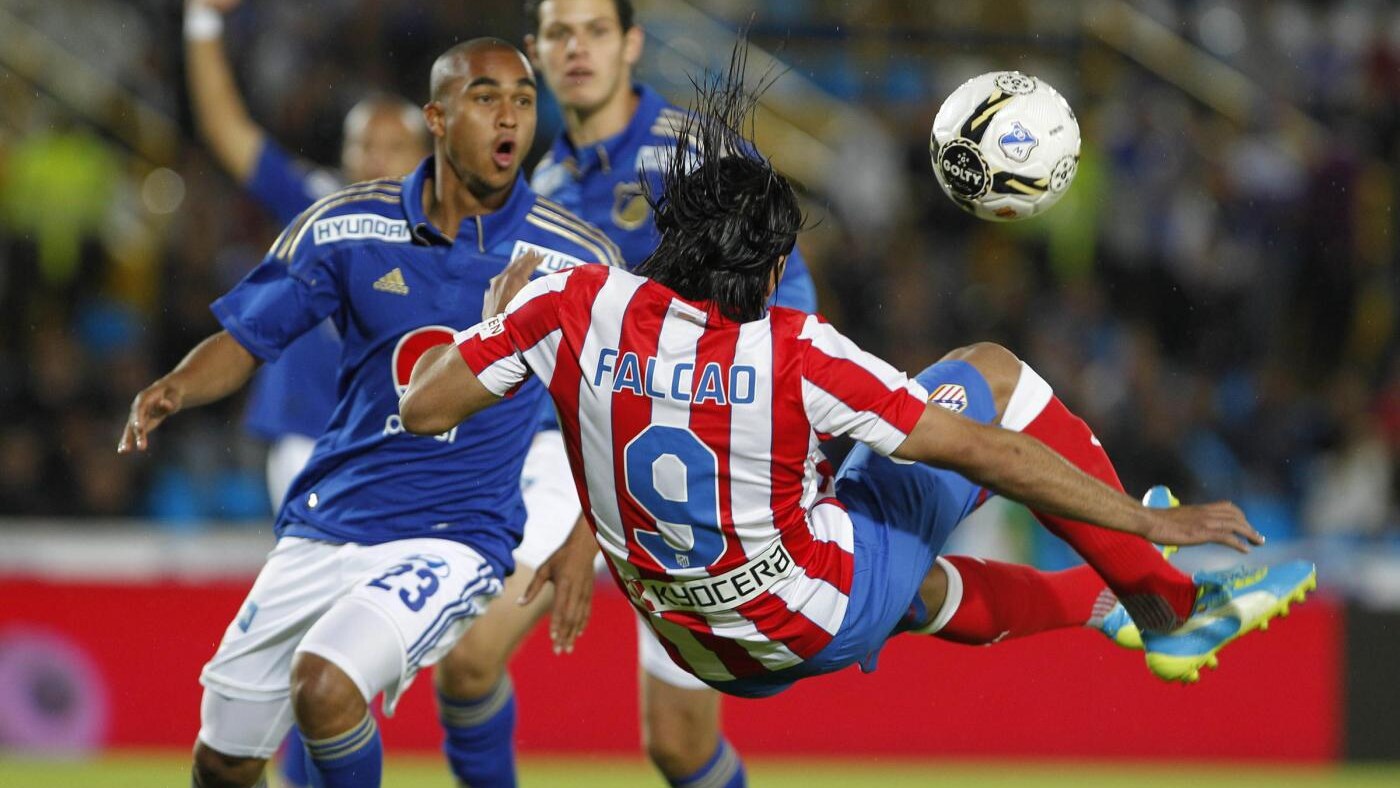 è particolarmente ispirato falcao, che ha con i milionarios ha realizzato un gol fantastico.