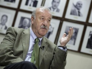 Del Bosque ha ufficializzato i 23 della Spagna. Nella lista ci sono ben 19 campioni del mondo. Gli infortunati Puyol e Villa restano a casa. Fabregas, per colpa di un problema al bicipite, non sarà disponibile contro l'Italia il 10 giugno.