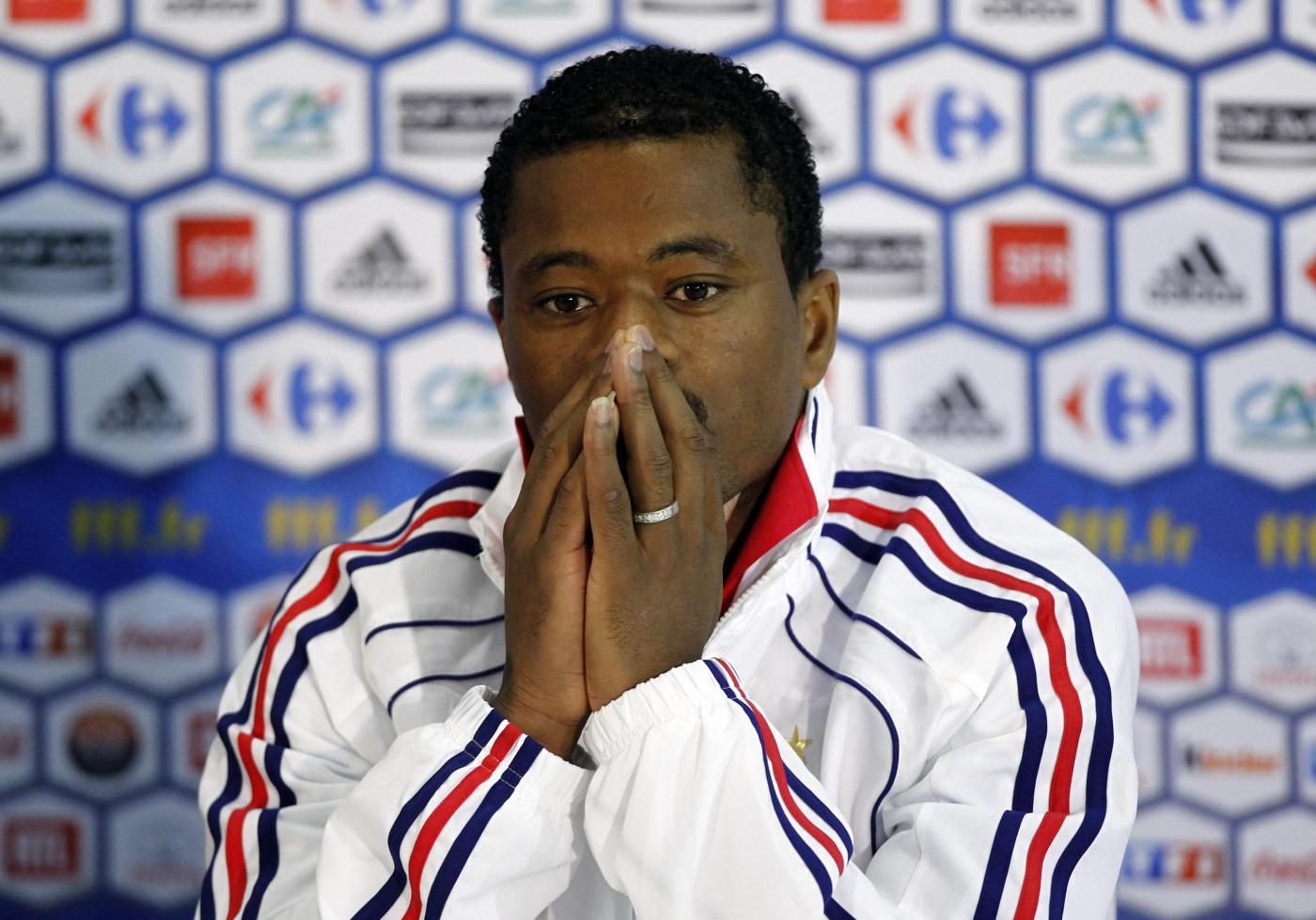 Evra profana la maglia della Francia