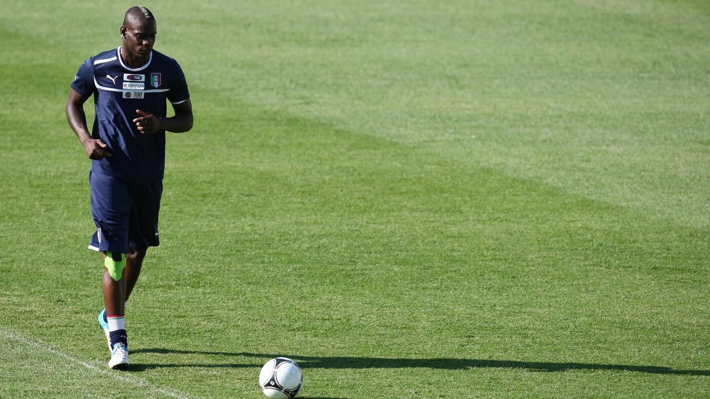 Ieri Mario Balotelli è uscito anzitempo dall'allenamento degli azzurri, a causa di un problema al ginocchio, che lo terrà fuori contro l'Irlanda.