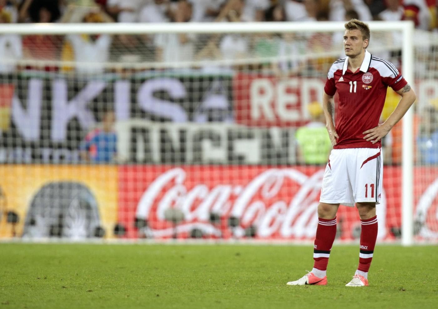 I fischi all'inno di Mameli, i cori offensivi ed i petardi esplosi in Italia - Croazia costano caro alla Federazione croata. Bendtner è stato multato dalla Uefa per aver mostrato il marchio del proprio sponsor, che pagherà i 100.000 euro di multa.