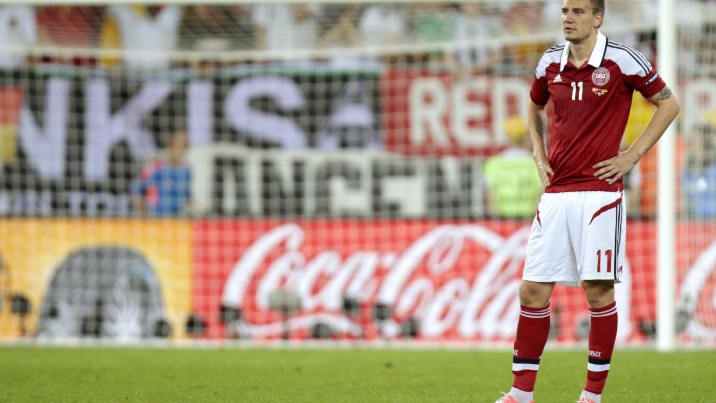 I fischi all'inno di Mameli, i cori offensivi ed i petardi esplosi in Italia - Croazia costano caro alla Federazione croata. Bendtner è stato multato dalla Uefa per aver mostrato il marchio del proprio sponsor, che pagherà i 100.000 euro di multa.