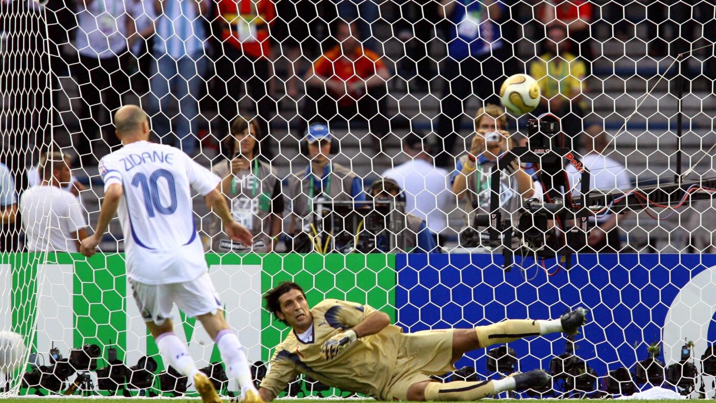nella finale di Berlino, Zinedine Zidane batté Buffon con il cucchiaio
