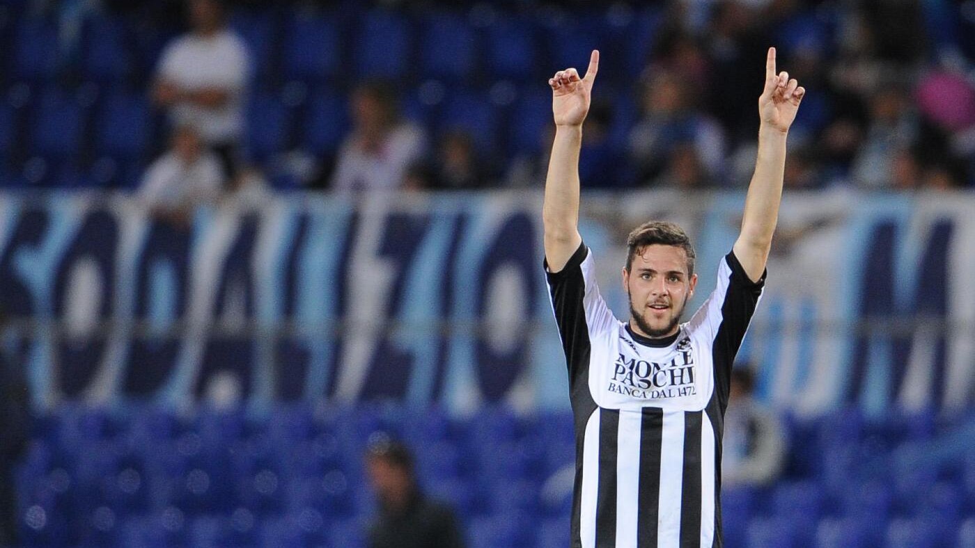 Il Siena ha riscattato la metà di Mattia Destro. L'attaccante più richiesto del mercato ora è in comproprietà tra Genoa e Siena.