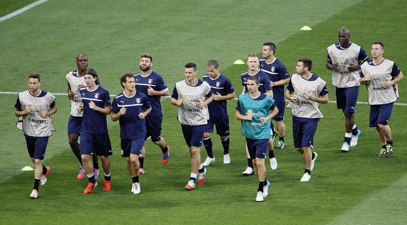 Nel quarto di finale Inghilterra-Italia Prandelli si affida a Mario Balotelli. Montolivo dovrebb'essere preferito a Thiago Motta.