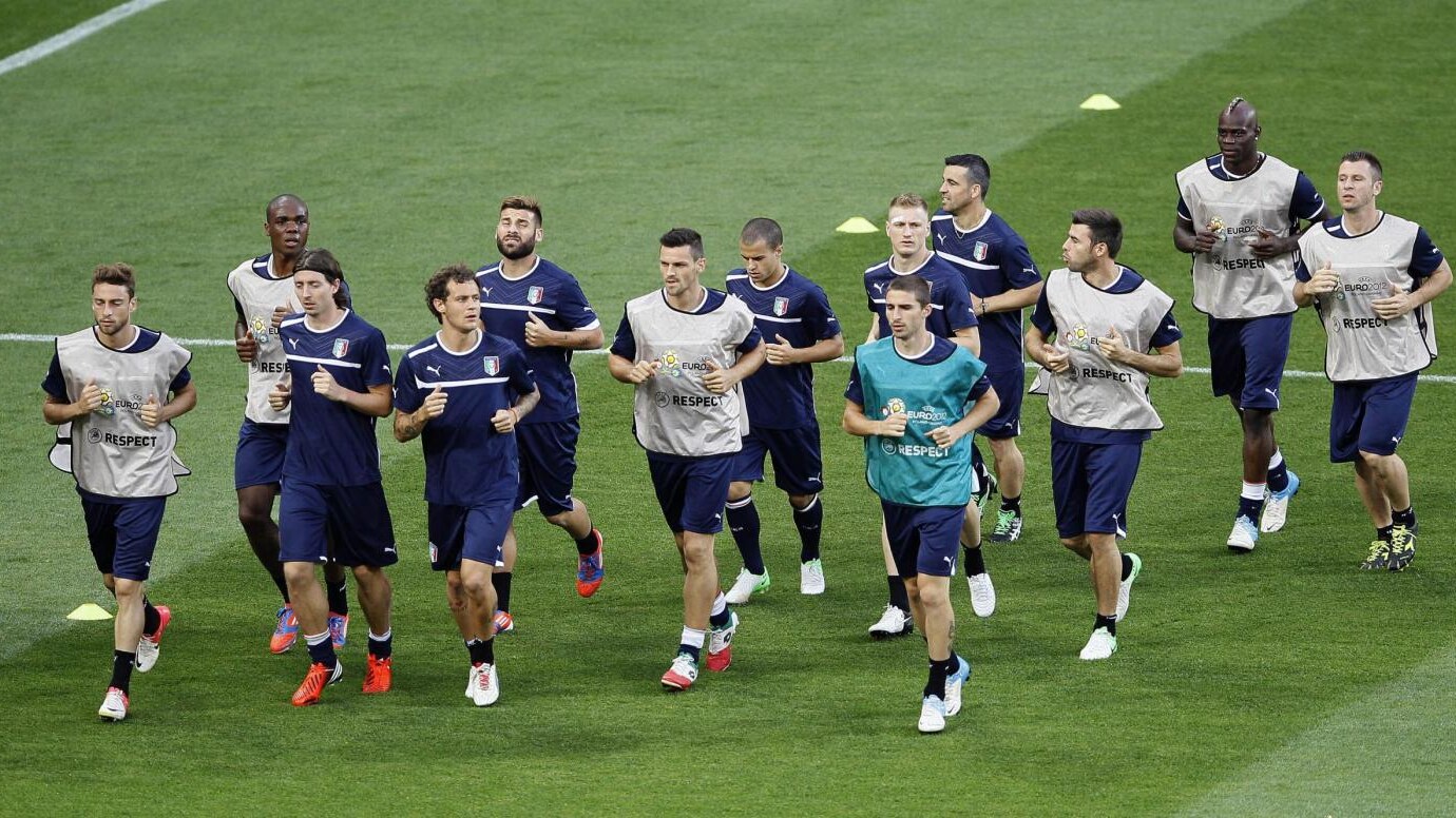 Nel quarto di finale Inghilterra-Italia Prandelli si affida a Mario Balotelli. Montolivo dovrebb'essere preferito a Thiago Motta.