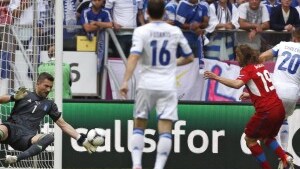 Nel primo match della seconda giornata di Euro 2012 la Repubblica Ceca batte, a Breslavia, 2 - 1 la Grecia. Avvio di partita determinante. Dopo 5' i cechi erano già sul 2-0. Grecia quasi fuori.