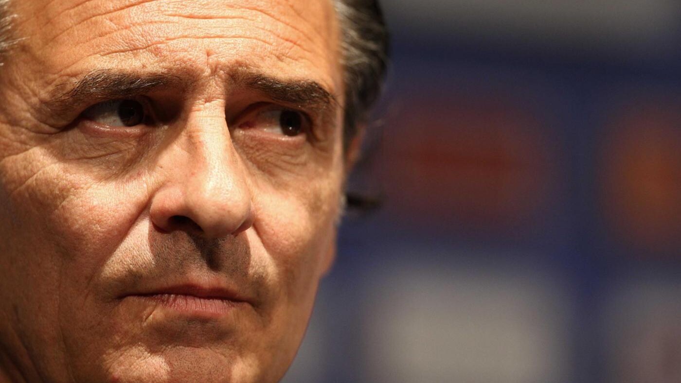 Nella prima conferenza stampa polacca, Prandelli dice che De Rossi probabilmente giocherà nei tre di difesa contro la Spagna. Se Barzagli torna a casa, arriverà Astori.