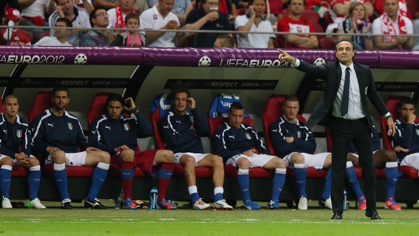 In conferenza stampa il Commissario Tecnico della Nazionale elogia i suoi ragazzi e la Spagna, ma Prandelli si toglie anche un paio di sassolini. Cassano ha un lieve problema al ginocchio, ma in finale ci sarà.