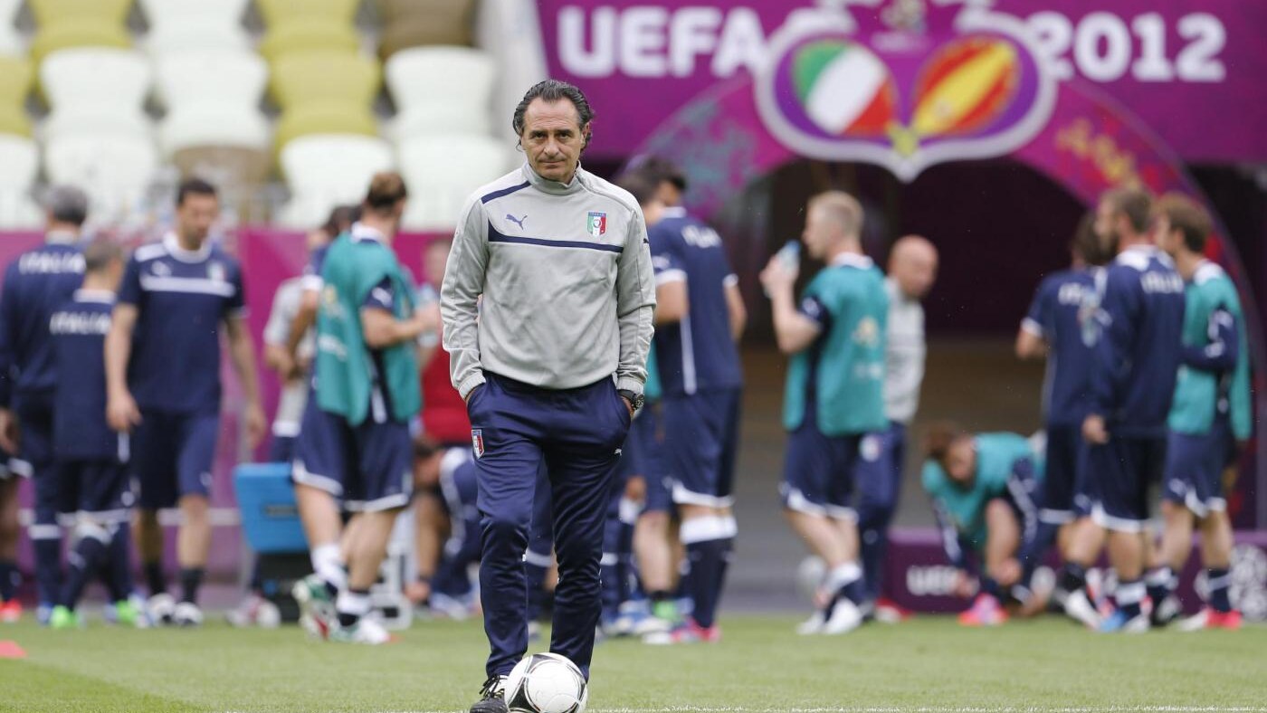 A Danzica si sfidano le ultime due squadre che hanno vinto i Mondiali. La Spagna, campione d'Europa in carica, sembra nettamente favorita. Del Bosque lancia Alba e schiera Silva e Iniesta dietro Torres. Prandelli dovrebbe proporre De Rossi nella difesa a tre. A centrocampo ci saranno Thiago Motta e Giaccherini.