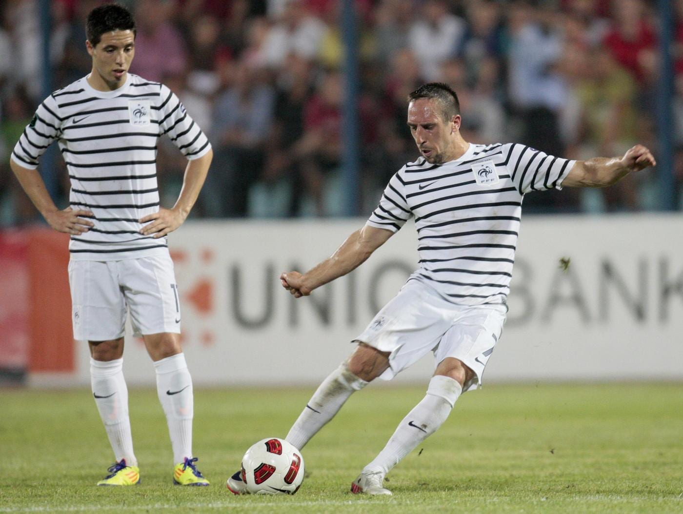 Nell'ultima amichevole prima di Euro 2012, la Francia ha superato 2 - 0 la Serbia di Mihajlovic. Ribery e Malouda i marcatori. L'esterno del Bayern ha deliziato il pubblico con uno stop di schiena.