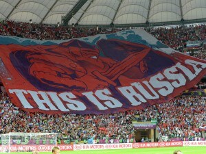 Sostenitori della Russia mostrano uno striscione gigantesco