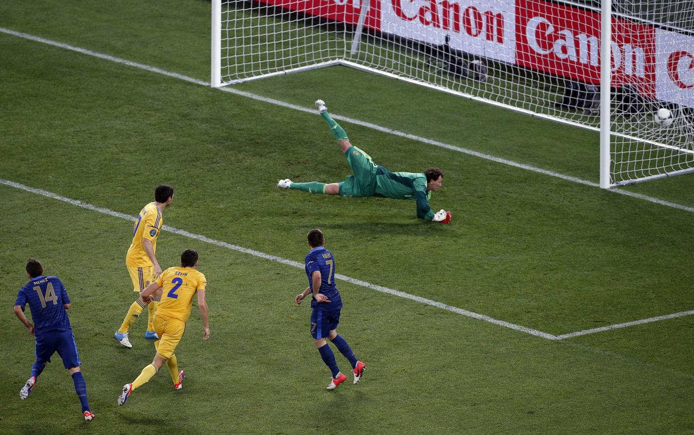 La Francia ha sconfitto 2-0 l'Ucraina. Il match, che è stato interrotto per un'ora, per colpa della pioggia, è stato deciso dalle rete di Menéz e Cabaye.