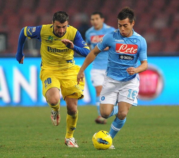L'attaccante del Napoli Edu Vargas è stato allontanato dalla sua Nazionale perchè ha fatto le quattro del mattino. Il cileno sembra abbia aggredito un fotografo.  