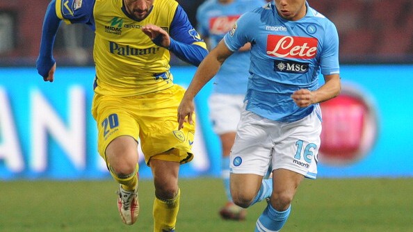 L'attaccante del Napoli Edu Vargas è stato allontanato dalla sua Nazionale perchè ha fatto le quattro del mattino. Il cileno sembra abbia aggredito un fotografo.