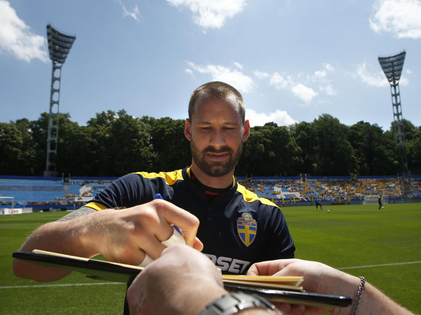 Una polveriera lo spogliatoio svedese. Ibrahimovic litiga con tutti. Il secondo portiere Wiland subisce un'incredibile punizione. Il portiere è costretto a scoprire le natiche, che diventano il bersaglio dei compagni.