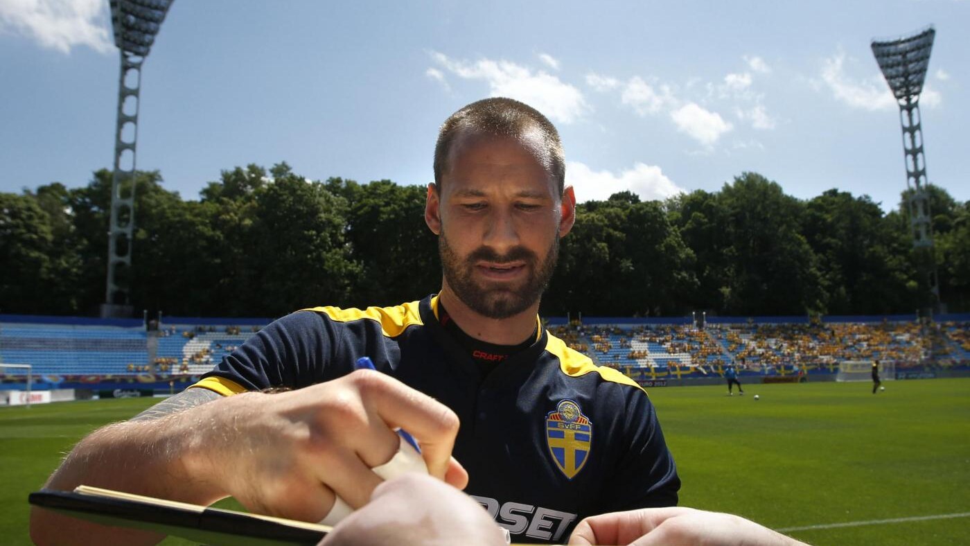 Una polveriera lo spogliatoio svedese. Ibrahimovic litiga con tutti. Il secondo portiere Wiland subisce un'incredibile punizione. Il portiere è costretto a scoprire le natiche, che diventano il bersaglio dei compagni.