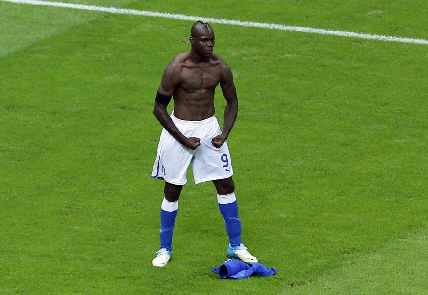 Balotelli esulta