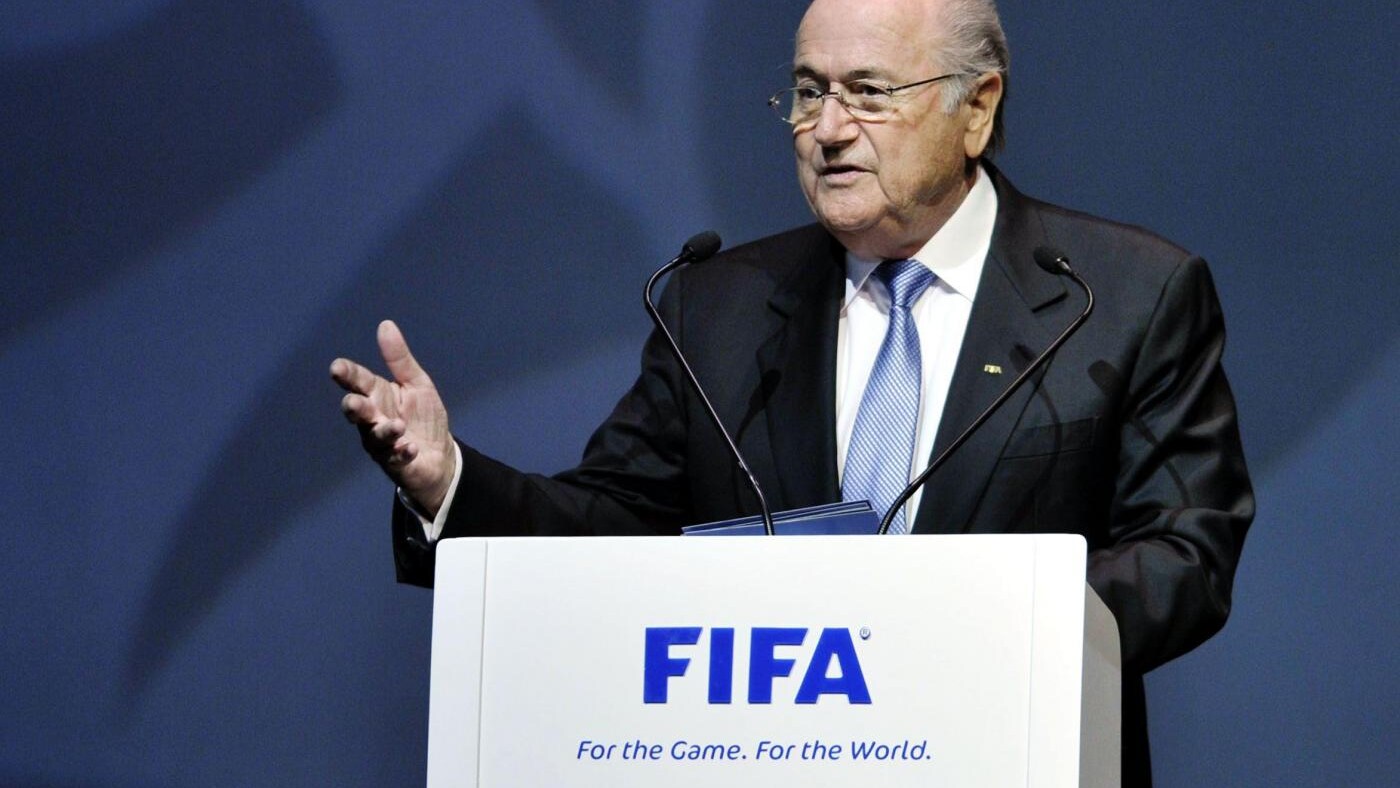 Blatter è stato messo alla berlina, perchè il suo predecessore, Joao Havelange, ha ricevuto delle tangenti e perchè ci sono ombre sull'assegnazione dei Mondiali del 2018 e del 2022. Il presidente della Fifa risponde dicende che la Germania si è comprata i Mondiali del 2006.