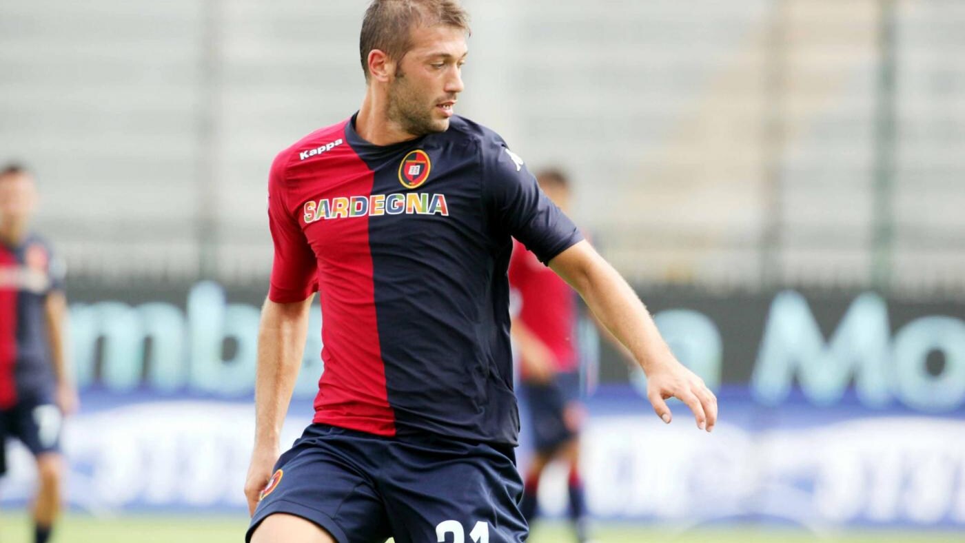 Il Genoa è una delle squadre più attive sul mercato. Il Presidente Preziosi, che la scorsa stagione ha rischiato di retrocedere, nonostante il cambio di quattro allenatori, non vuole un’altra annata deludente e difficile per i ‘Grifoni’. Per questo Preziosi ha preso come Direttore Generale Pietro Lo Monaco e per questo ha già fatto otto acquisti. Oltre a giovani interessanti come Perin e Immobile si sono aggiunti il brasiliano Anselmo e il difensore Canini. Anselmo e Canini – Il Genoa prima di oggi aveva già preso sei calciatori. Sono rientrati dai prestiti il cileno Seymour, che ha giocato la seconda parte del campionato scorso con il Catania, l’attaccante francese Rennella e il giovane portiere Perin, che si giocherà con il posto con Frey. È rientrato alla base anche Ciro Immobile, reduce da un grandissima stagione con il Pescara. L’attaccante campano era stato acquistato per metà dai rossoblu lo scorso gennaio. Con loro sono arrivati anche il giovane attaccante svedese Hallenius e il difensore svizzero Von Bergen, che non ha rinnovato con il Cesena. Preziosi, che ha ceduto Acerbi e Constant al Milan e che detiene la metà di Destro, punta anche gli argentini Martinez e Santana. Oggi è stato ufficializzato l’acquisto di Anselmo. L’ufficializzazione per l’acquisto del brasiliano, che ha giocato con il Sao Caetano quest’anno, è arrivata nella tarda serata di ieri. Il centrocampista dovrebbe arrivare in Italia già domani. Questa mattina i dirigenti genoani hanno raggiunto anche l’accordo con il procuratore di Michele Canini, che a breve sarà un calciatore del Genoa. Al Cagliari andrà un milione e mezzo di euro.
