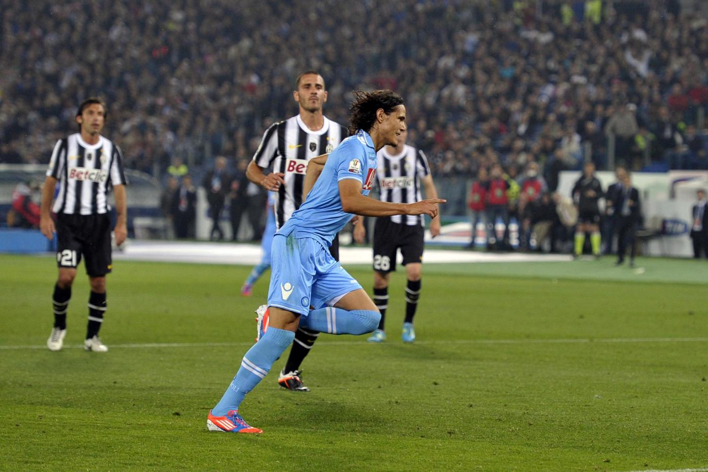 i procuratori di cavani hanno chiesto un aumento dell'ingaggio a de laurentiis, che potrebbe cederlo al real madrid.