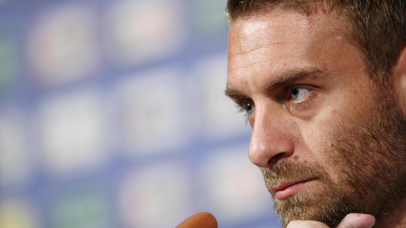 La Roma, che domani dovrebbe prendere Mattia Destro, ha ricevuto una super offerta dal Manchester City. Mancini vuole Daniele De Rossi.