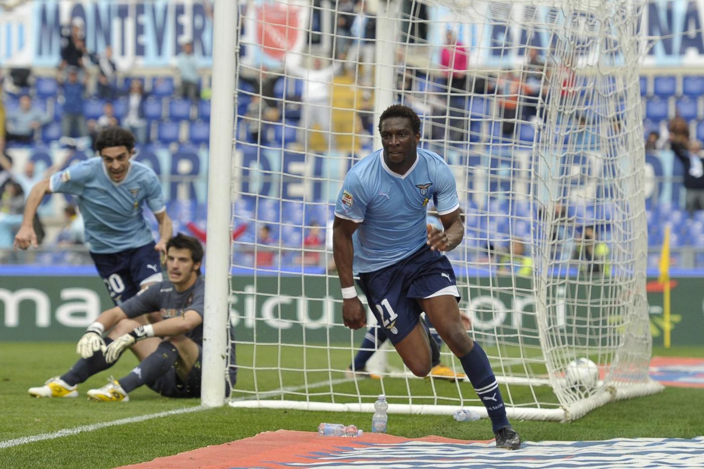 Il difensore francese della Lazio resterà fuori venti giorni. Petkovic aveva perso per infortunio anche Ederson.