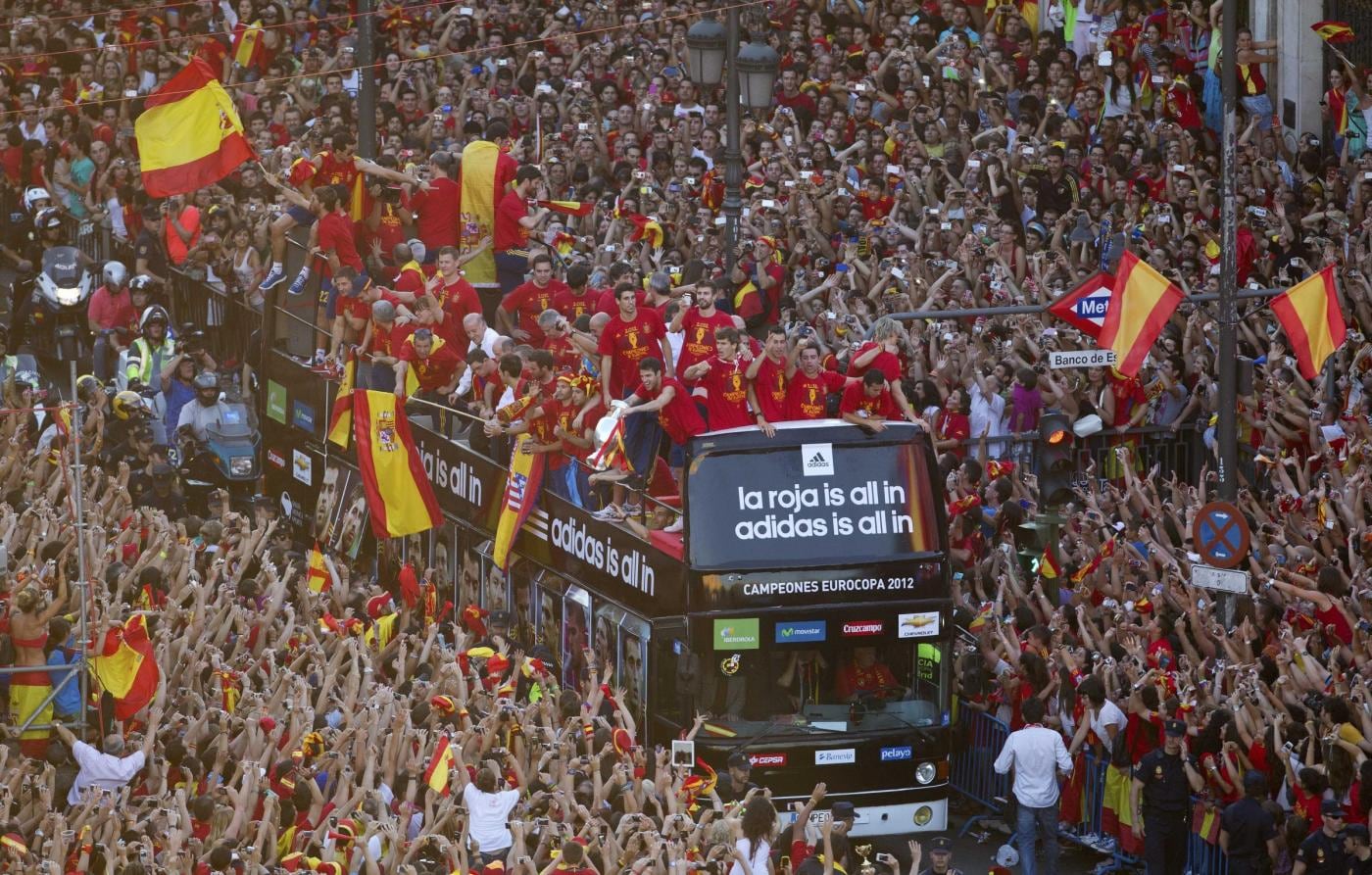 Ieri la Spagna ha celebrato i propri eroi. Oggi a Iniesta e compagni migliaia di spagnoli chiedono di donare almeno una parte dei 300 mila euro, ricevuti dalla federazione, a chi ne ha più bisogno.
