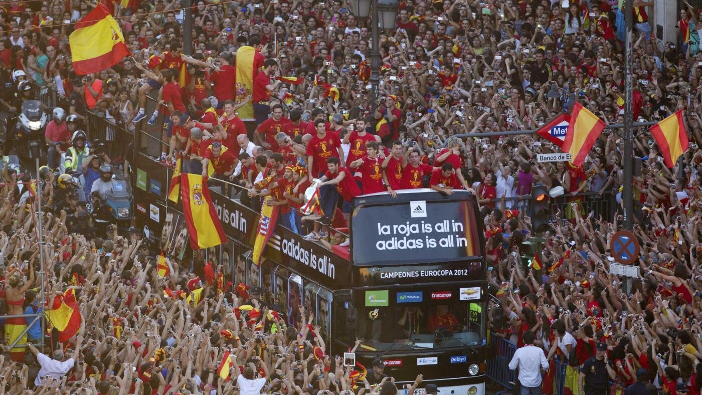 Ieri la Spagna ha celebrato i propri eroi. Oggi a Iniesta e compagni migliaia di spagnoli chiedono di donare almeno una parte dei 300 mila euro, ricevuti dalla federazione, a chi ne ha più bisogno.