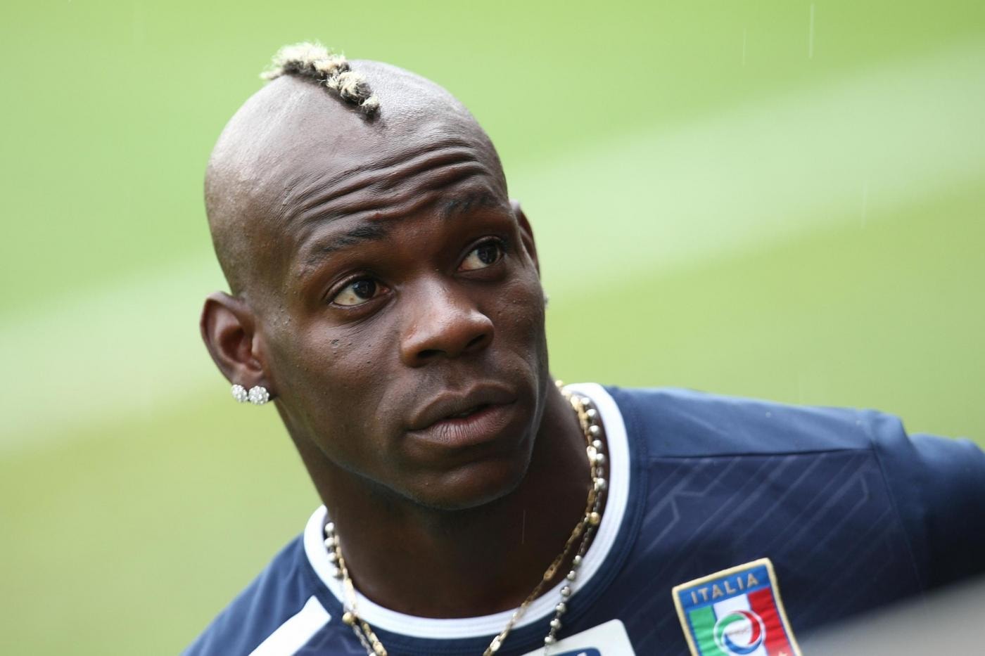 Ieri Balotelli è stato operato agli occhi a Brescia. SuperMario ha corretto la miopia con il laser, ma in Inghilterra le polemiche non mancano. Secondo i tabloid i problemi alla vista sono peggiorati per colpa delle troppe sigarette.