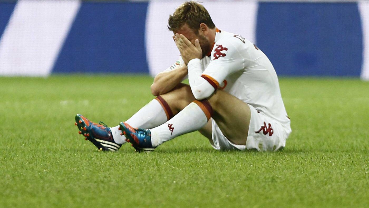 De Rossi, che si è infortunato ieri in Bulgaria - Italia, rischia di saltare la sfida tra Juventus e Roma. Domani il centrocampista effettuerà gli esami a Trigoria.