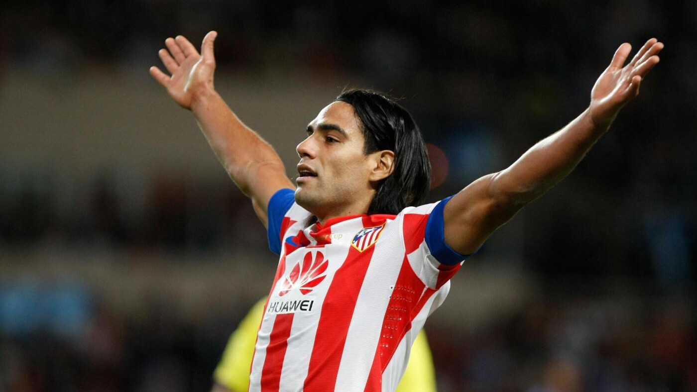 Radamel Falcao è il calciatore del momento. I trenta gol segnati in trentuno partite nelle ultime due edizioni di Europa League non sono serviti al colombiano, che non è riuscito a cambiare squadra. Giocando con i ‘colchoneros’ Radamel segna sempre tanti gol (lo scorso anno ne ha segnati 27 in 36 partite nella Liga), ma non ha né la visibilità né la vetrina della Champions League. I due gol realizzati al Chelsea nella finale di Supercoppa europea lo hanno consacrato. Proprio Abramovich in estate aveva cercato di prenderlo, ma anche il tycoon russo è scappato davanti alla clausola rescissoria di 60 milioni di euro. Qualcuno pensa che con i suoi gol l’Atletico di Simeone possa qualificarsi per la prossima Champions League, che comunque Falcao giocherà, forse con il Real Madrid. Cristiano Ronaldo, pochi giorni fa, ha detto che potrebbe lasciare la Spagna. Tante squadre pensano al portoghese per la prossima stagione, anche se il Real cercherà di non perderlo. Ieri il papà di Falcao, intervistato dall’emittente ‘Toledar’, ha detto che suo figlio sogna di giocare con il Real Madrid: “Il sogno di mio figlio è il Real Madrid, sin da piccolo ha sempre voluto giocare con il Real anche se, per quello che so, i club interessati a lui sono il Manchester City e il Chelsea. Il suo obiettivo sono le merengues, sono non sarà possibile giocherà in Premier League.” Simeone, i dirigenti e i tifosi dell’Atletico Madrid non hanno preso bene le parole di Radamel Falcao senior. Per questo è arrivato un comunicato ufficiale in cui si dice che il colombiano vuole ancora giocare e vincere con l’Atletico. Tutto normale, ma sicuramente le parole del padre di Falcao avranno fatto piacere al Real Madrid, che già sogna di strappare il colombiano ai rivali cittadini.
