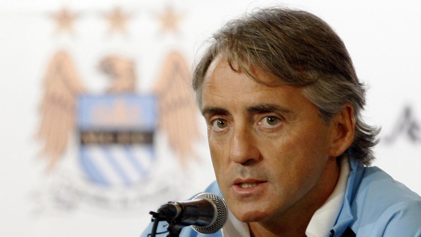 Negli ultimi due giorni il Manchester City ha acquistato quattro calciatori: Maicon, Javi Garcia, Nastasic e Sinclair, ma Roberto Mancini non è contento. L'allenatore italiano voleva Van Persie e De Rossi.